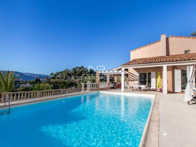 Maison 7 pièces 256 m²