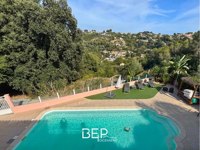 Maison 7 pièces 266 m²