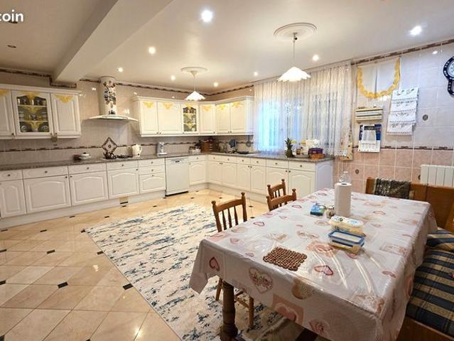 Maison 7 pièces 260 m²