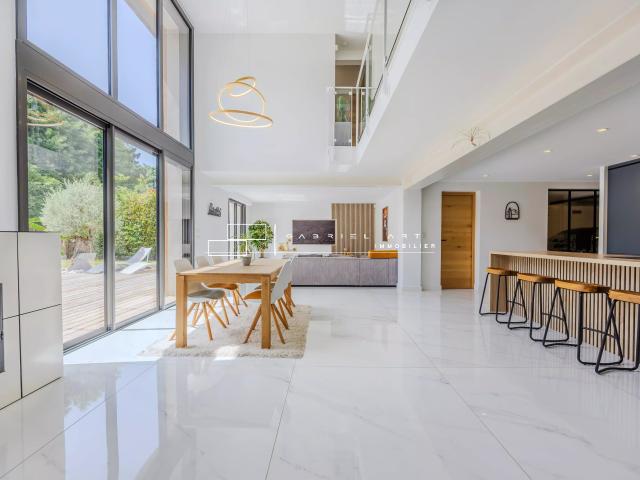 Maison 7 pièces 261 m²