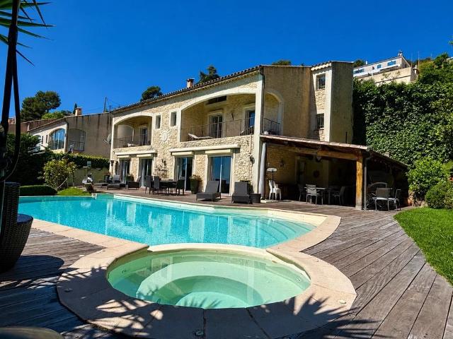 Maison 7 pièces 276 m²
