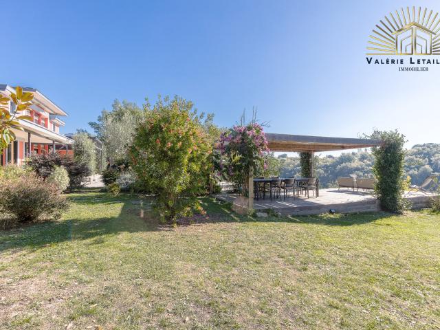 Maison 7 pièces 305 m²