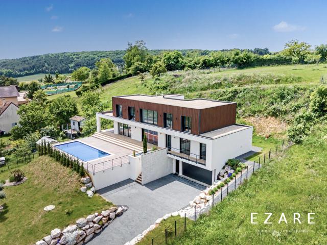 Maison 7 pièces 302 m²