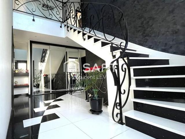 Maison 7 pièces 302 m²