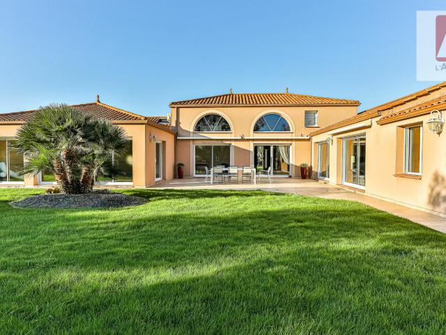 Maison 7 pièces 318 m²