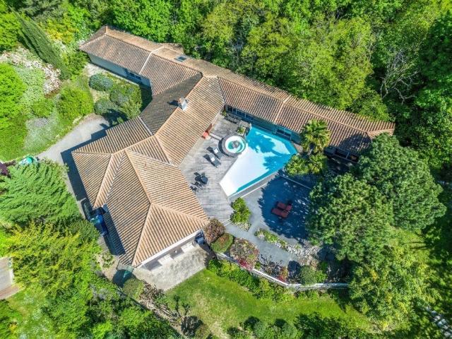 Maison 7 pièces 320 m²