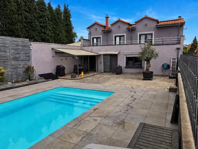 Maison 7 pièces 320 m²