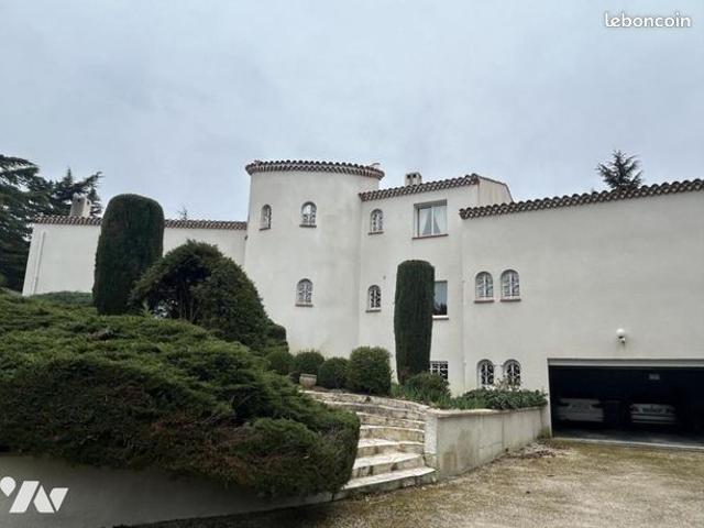 Maison 7 pièces 338 m²