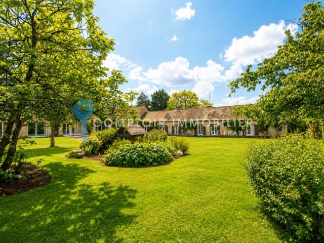 Maison 7 pièces 330 m²