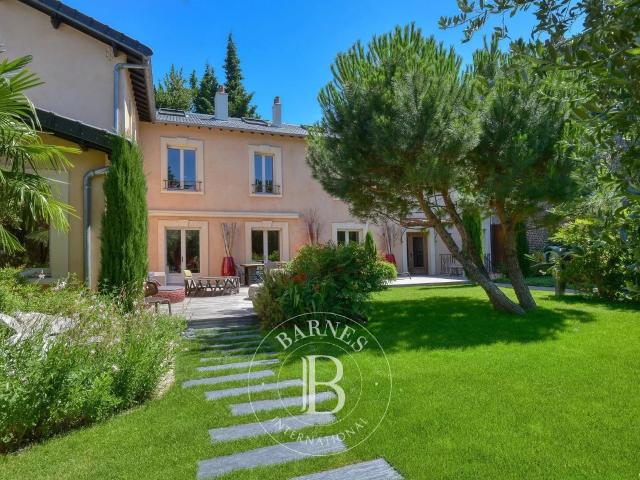 Maison 7 pièces 330 m²