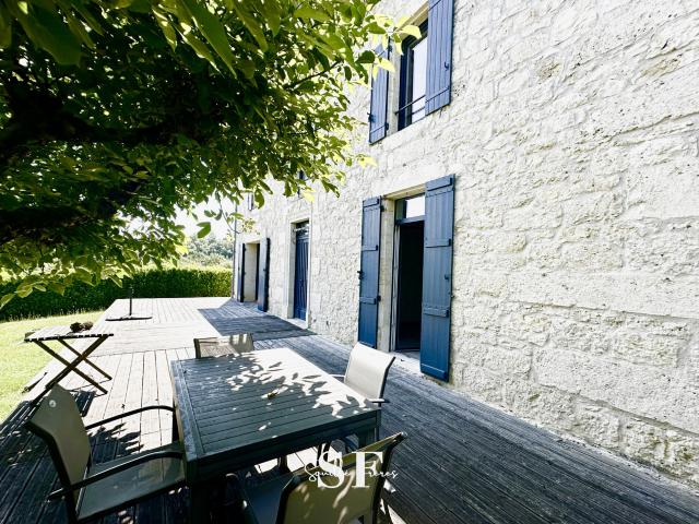 Maison 7 pièces 330 m²