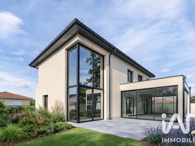 Maison 7 pièces 330 m²