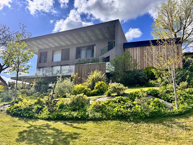 Maison 7 pièces 360 m²