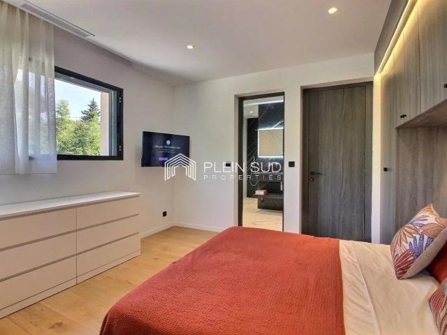 Maison 7 pièces, 220 m² à louer à Mougins 06250
