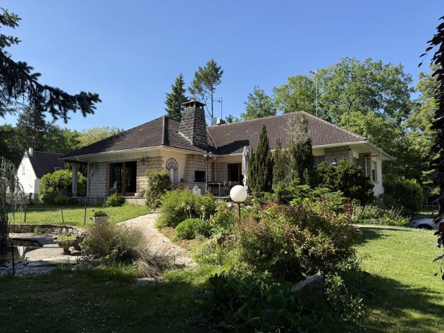 Maison 7 pièces avec dépendances et terrain arboré à Mortefontaine