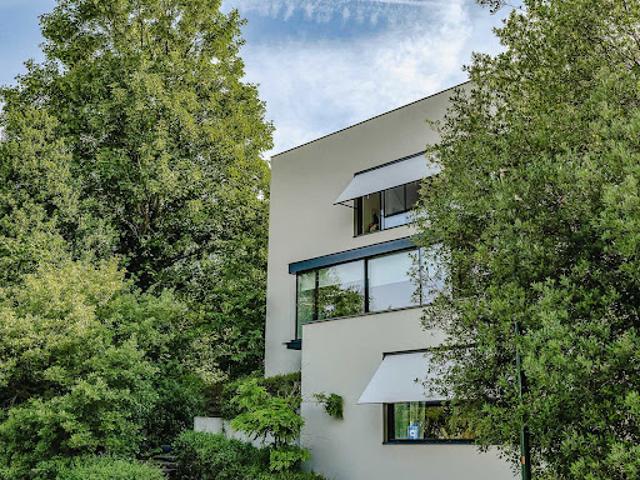Maison contemporaine avec piscine et jardin