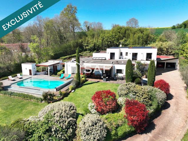 Maison contemporaine avec piscine et jardin