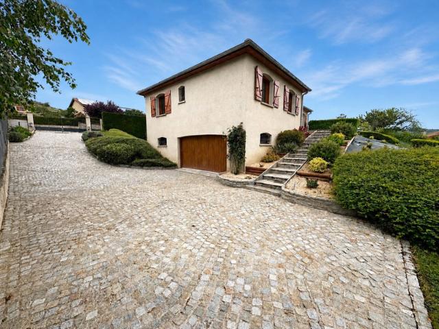 MAISON / 4 CHAMBRES / TERRASSE / GRAND GARAGE / DÉPENDANCES