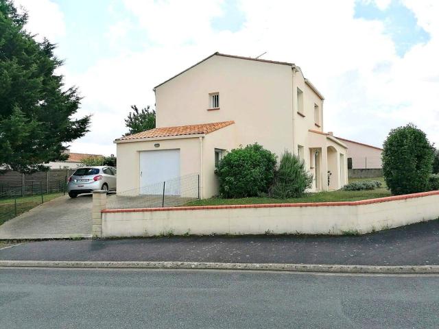 Maison 4 chambres avec garage et jardin à Gétigné