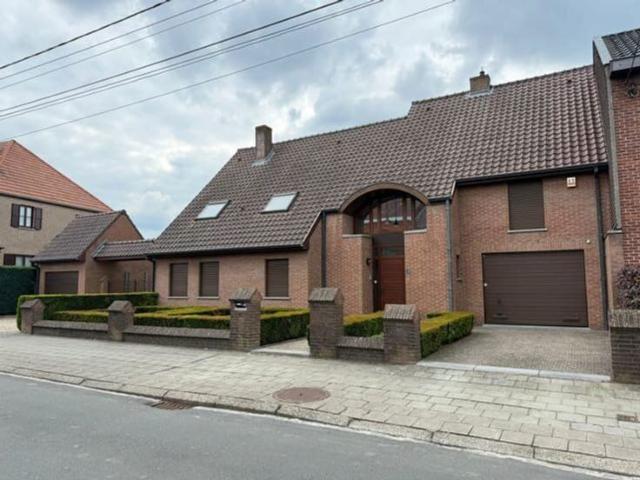Maison 4 chambres avec garage, parking et jardin à louer!