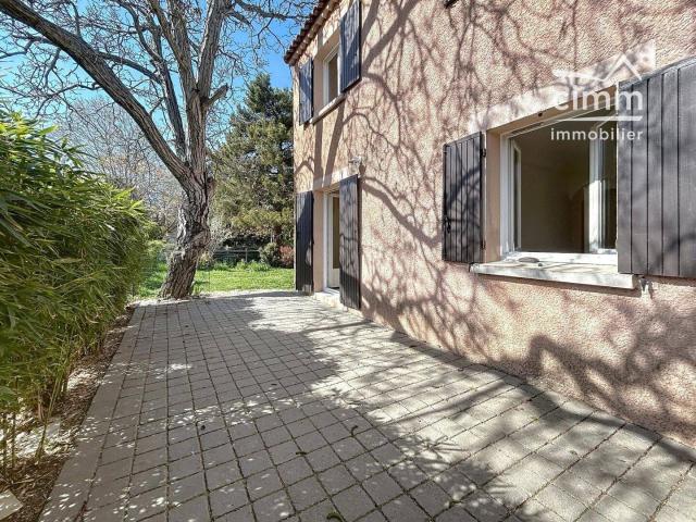 Maison 4 chambres avec jardin clos et places de parking