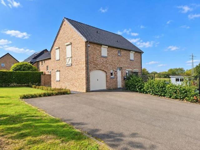 Maison 4 chambres avec jardin et parking sur les hauteurs de