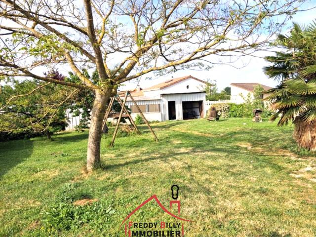 Maison 4 chambres + bureau Terrain clos de 980 m2 avec dépendances