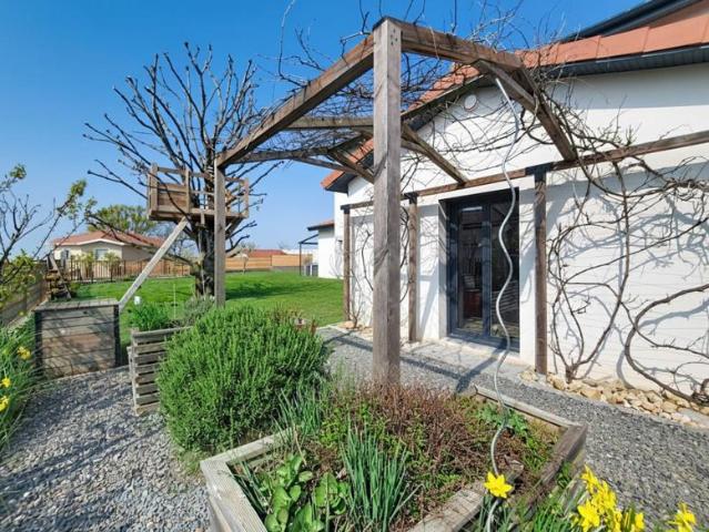 Maison 4 Chambres Dont 1 suite parentale Buanderie Doube Garage Grande cour Jardin Piscine Proche toutes commodités