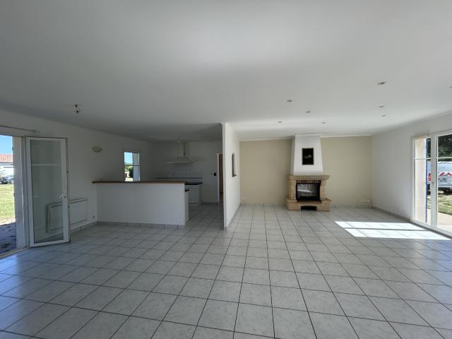 MAISON 4 CHAMBRES PISCINE 3240 m2 terrain