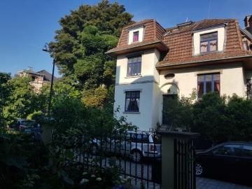 Maison 4 façades avec terrasse et jardinet