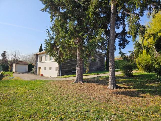 Maison 4 pièces 3 chambres plusieurs garages Beau terrain 2000 m2 PERIGNAT LES SARLIEVE 63