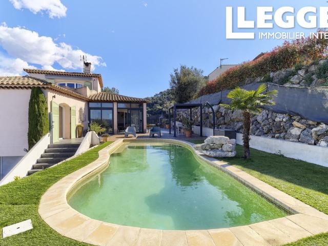 Maison 4 pièces 150m² sur 680m² terrain. 3 chambres, 1 SdB, 3 SdE, 4 wc's. Garage et piscine