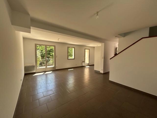Maison 4 pièces, 84 m² à louer à Jouques 13490