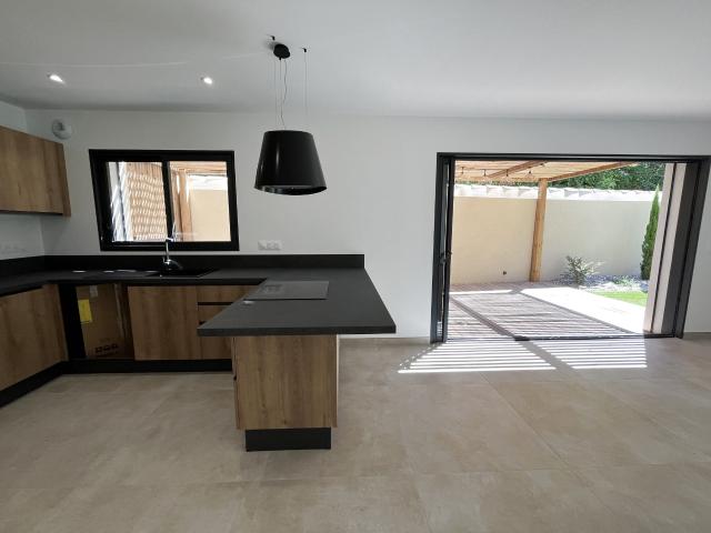 Maison 4 pièces, 97 m² à louer à Eyguières 13430