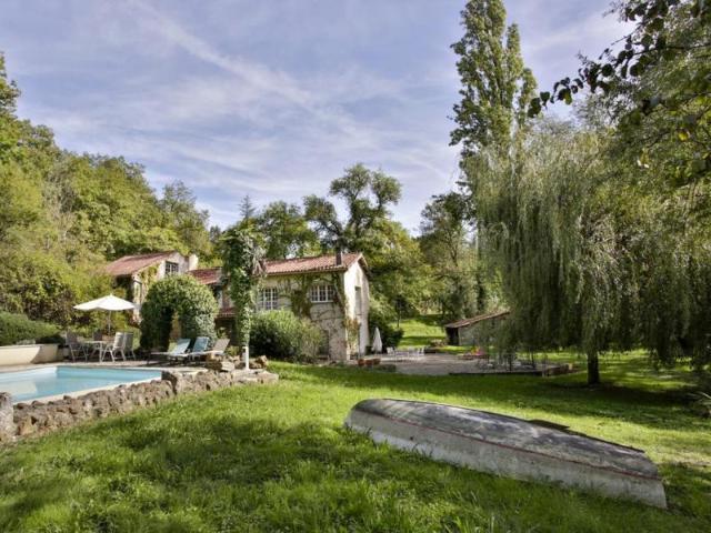 Ancien moulin au bord d’un lac