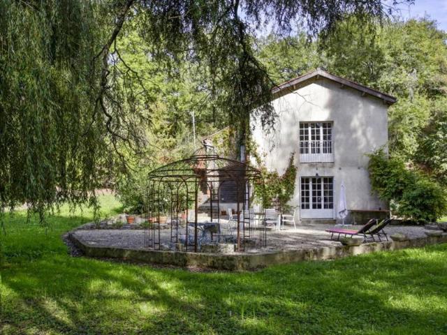 Ancien moulin au bord d’un lac