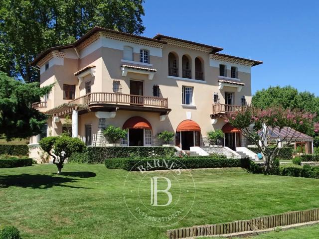 Maison 10 pièces 560 m²
