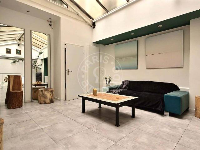 Maison 5+ bedrooms 240m²