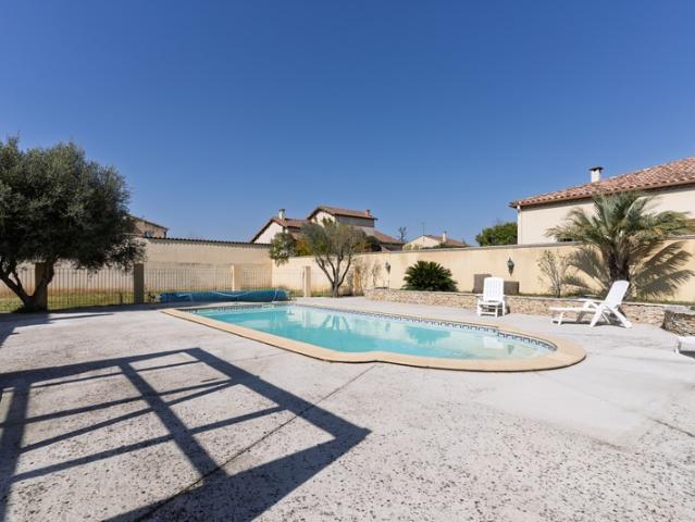 Maison 5 chambres avec piscine sur grand terrain de 1373m2