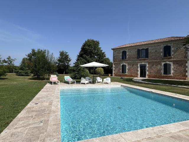 Maison 5 Chambres Double Garage Terrain De 3169 M2 Et Piscin. 262m² Agen