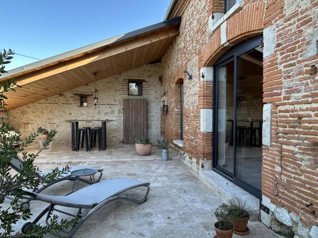 Maison 5 Chambres Double Garage Terrain De 3169 M2 Et Piscin. 262m² Agen