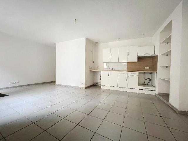 Maison 5 pièces, 105 m² à louer à Anglade 33390