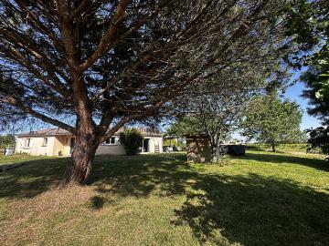 Maison à louer à Limousin - Jardin