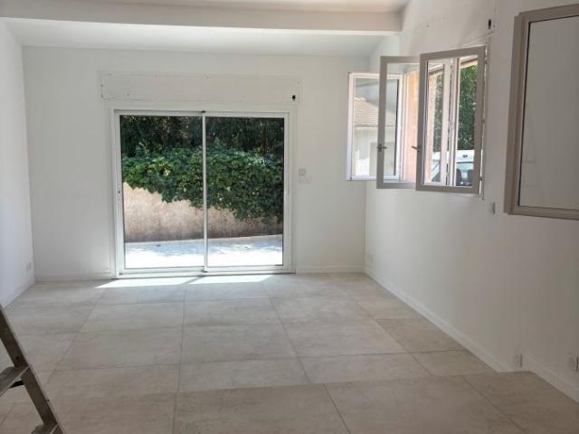 Maison 5 pièces, 111 m² à louer à Nîmes 30000