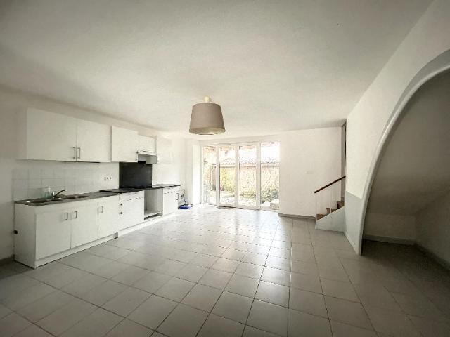 Maison 5 pièces, 135 m² à louer à Anglade 33390