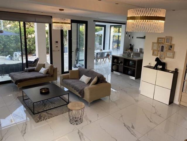 Maison 5 pièces, 130 m² à louer à Antibes 06160