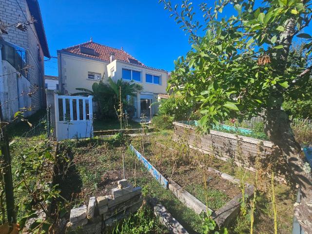 Maison 5 pièces, 133 m² à louer à Saintes 17100
