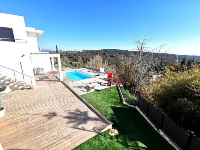 Maison 5 pièces, 140 m² à louer à Vence 06140