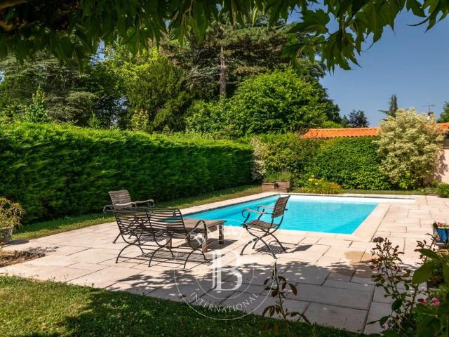 Maison 5 pièces 211 m²