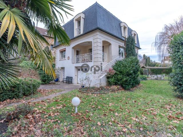 Maison 7 pièces 218 m²